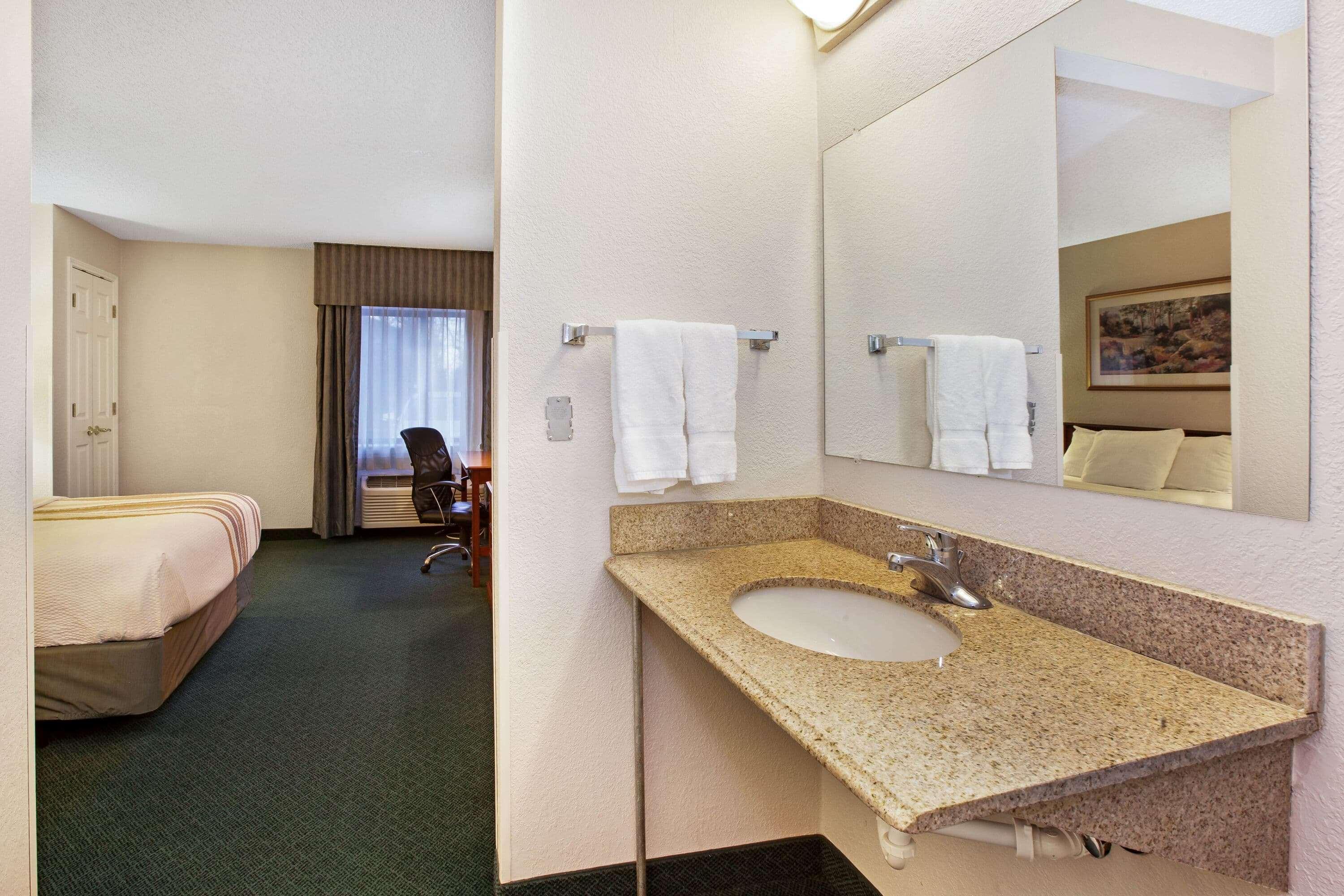 La Quinta Inn By Wyndham Detroit Canton Εξωτερικό φωτογραφία