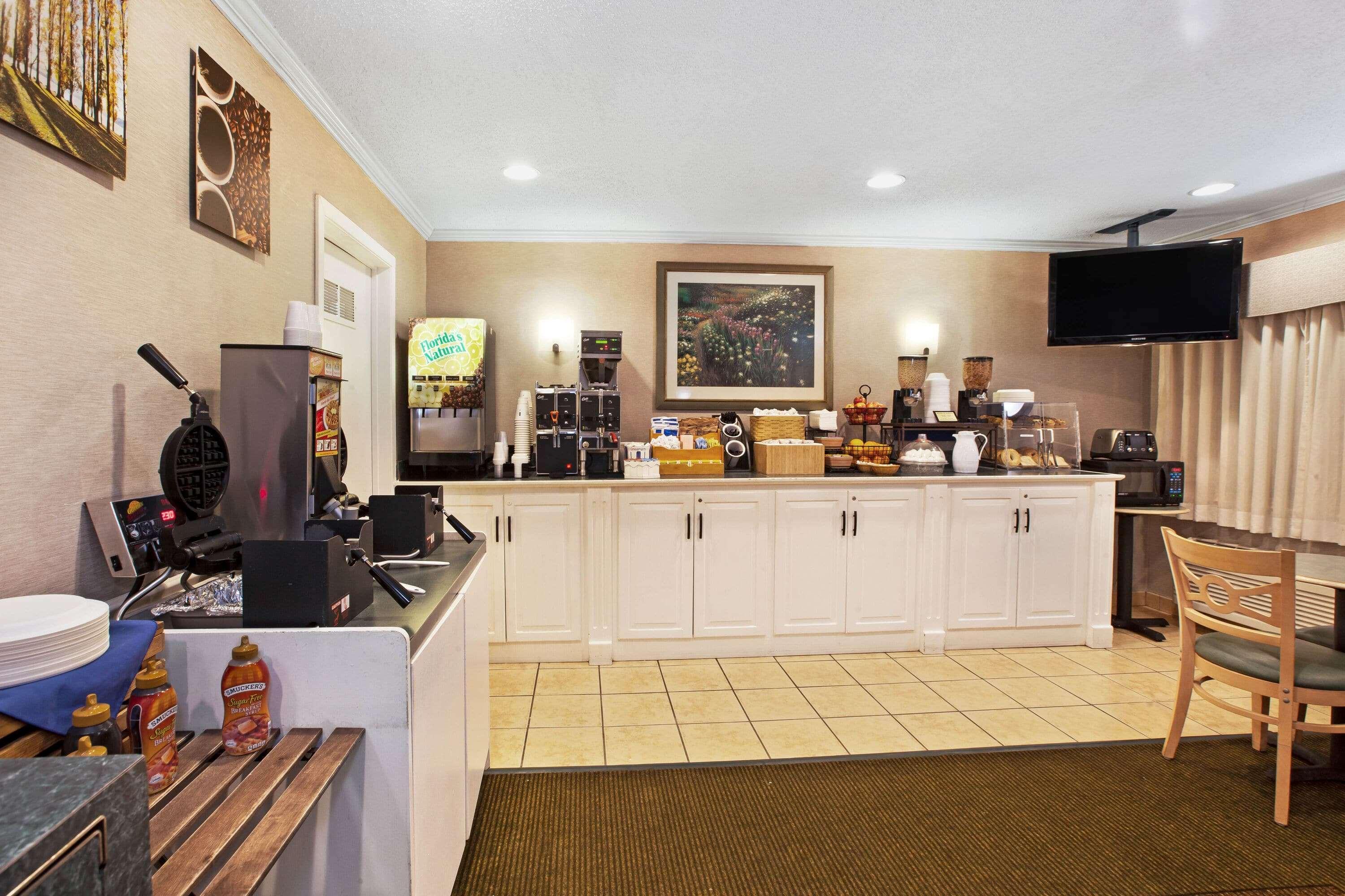 La Quinta Inn By Wyndham Detroit Canton Εξωτερικό φωτογραφία